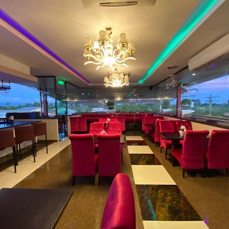 Grand Diamond Hotel Trinidad Piarco Bagian luar foto