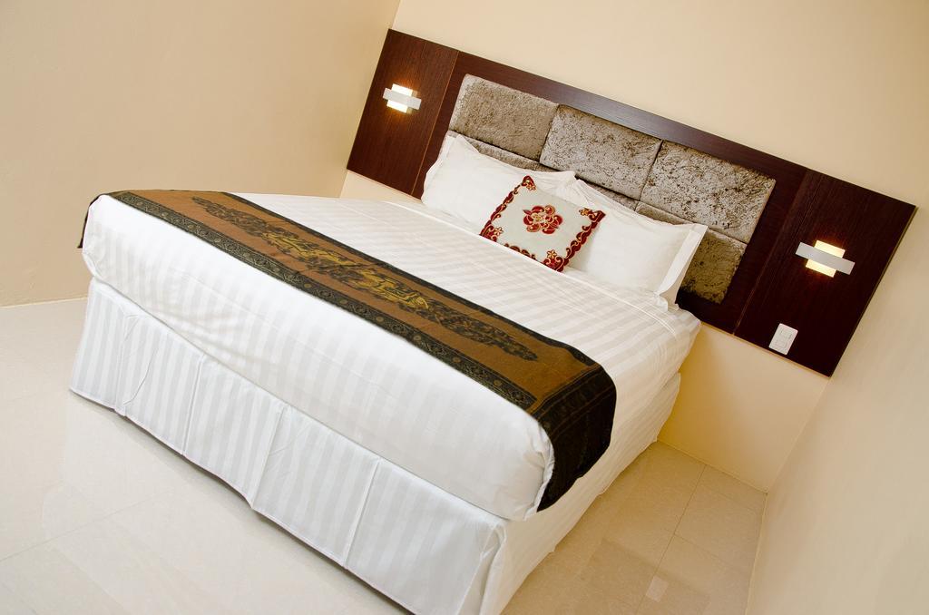 Grand Diamond Hotel Trinidad Piarco Bagian luar foto
